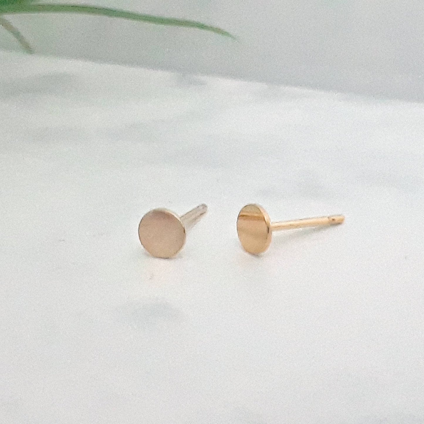 Mary gold disk stud earrings