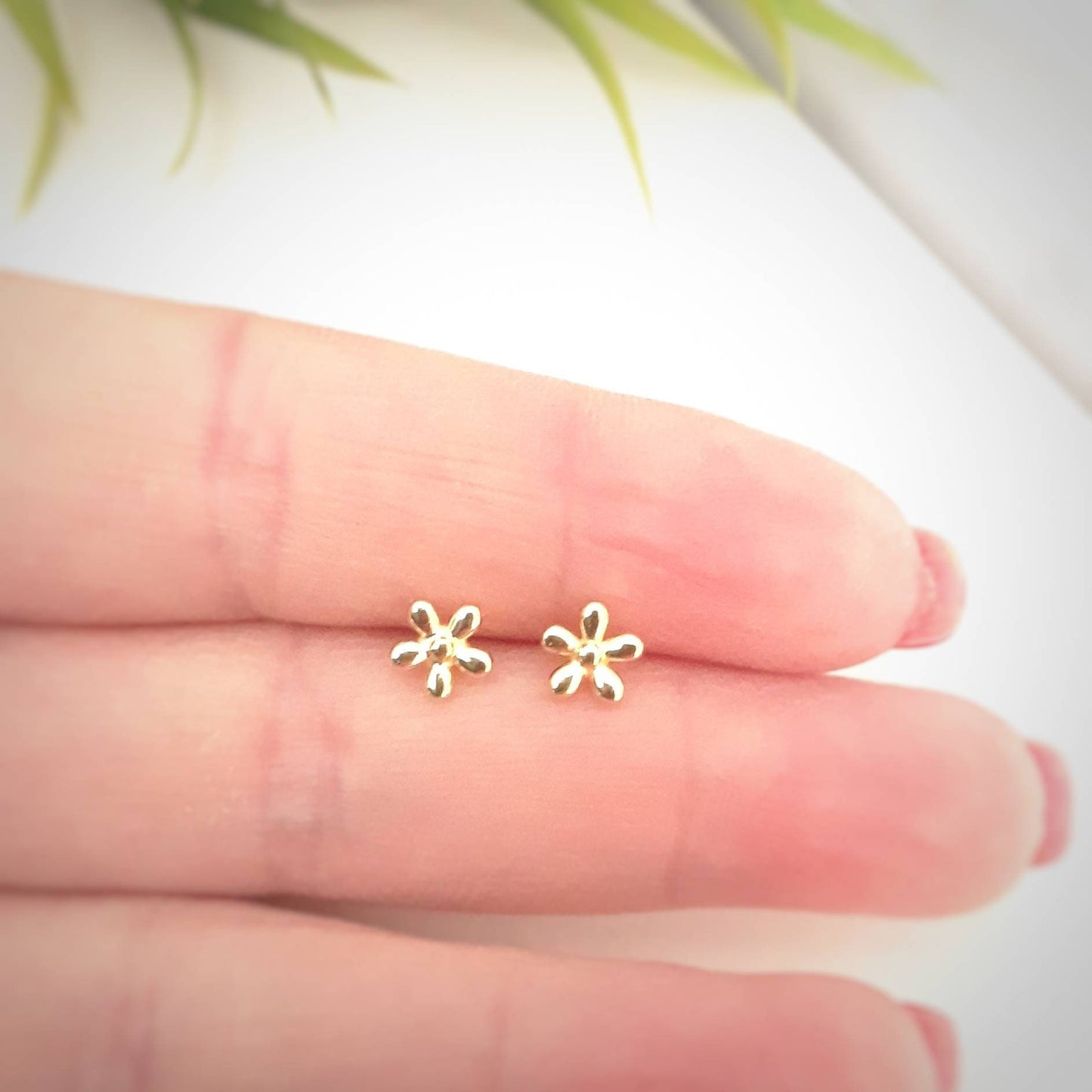 Sakari flower stud earrings