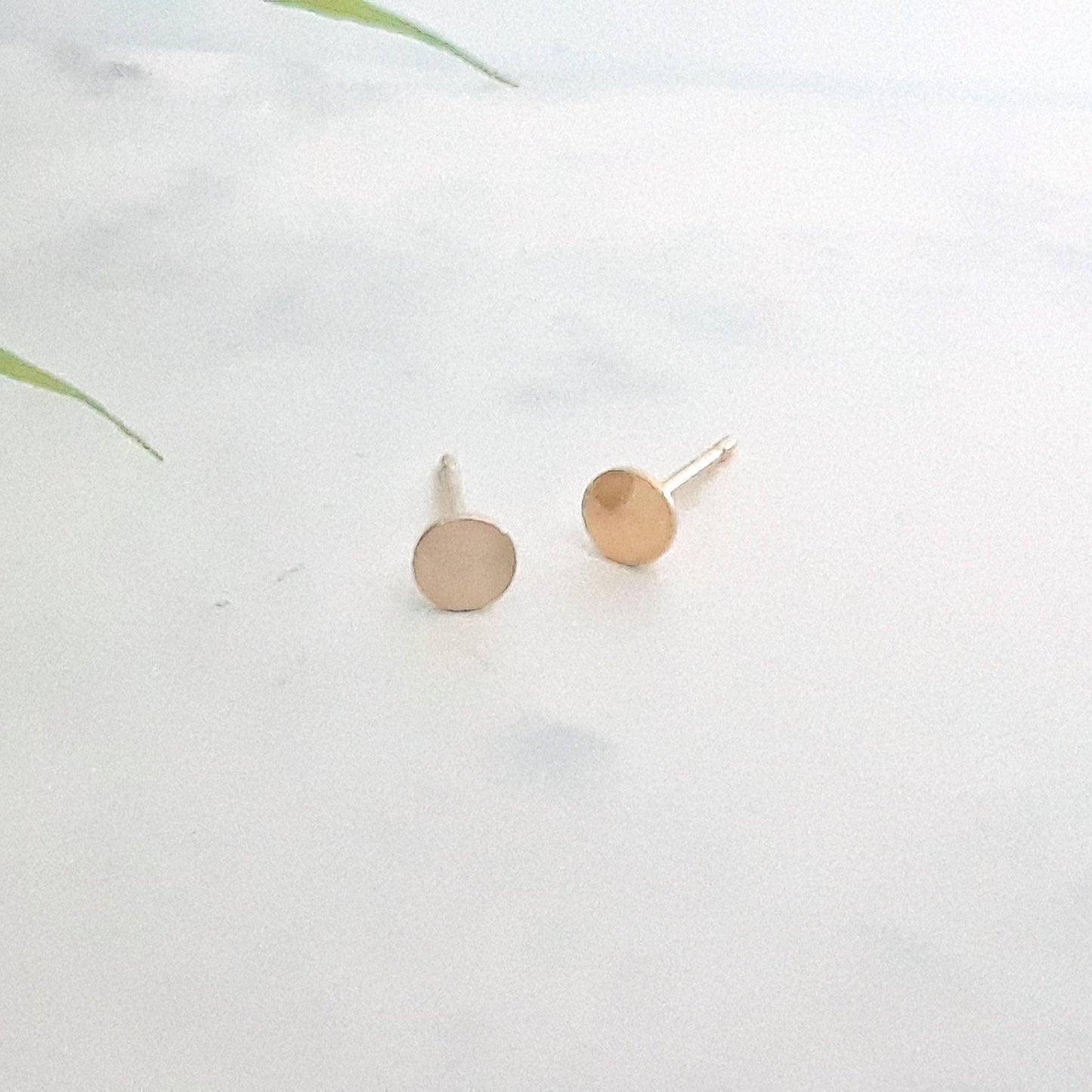 Mary gold disk stud earrings