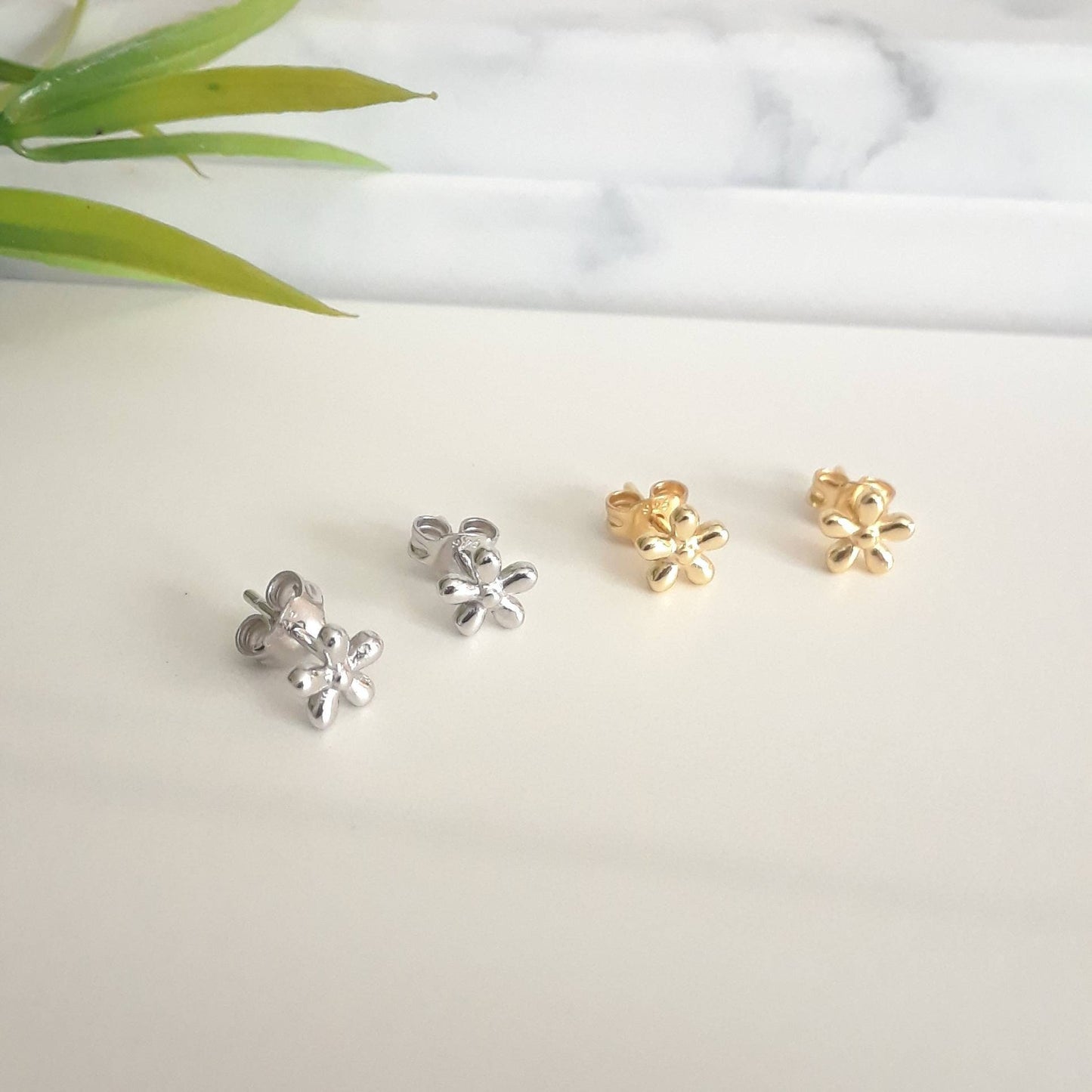 Sakari flower stud earrings