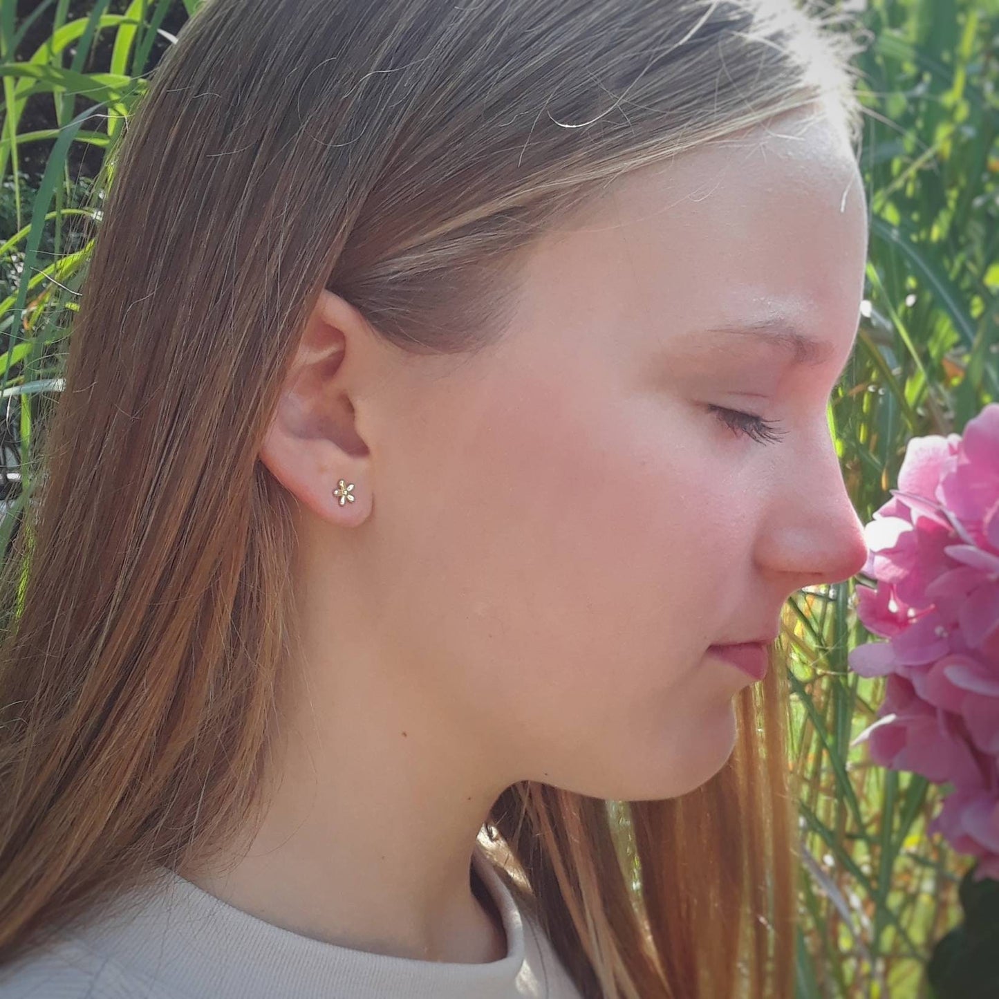 Sakari flower stud earrings