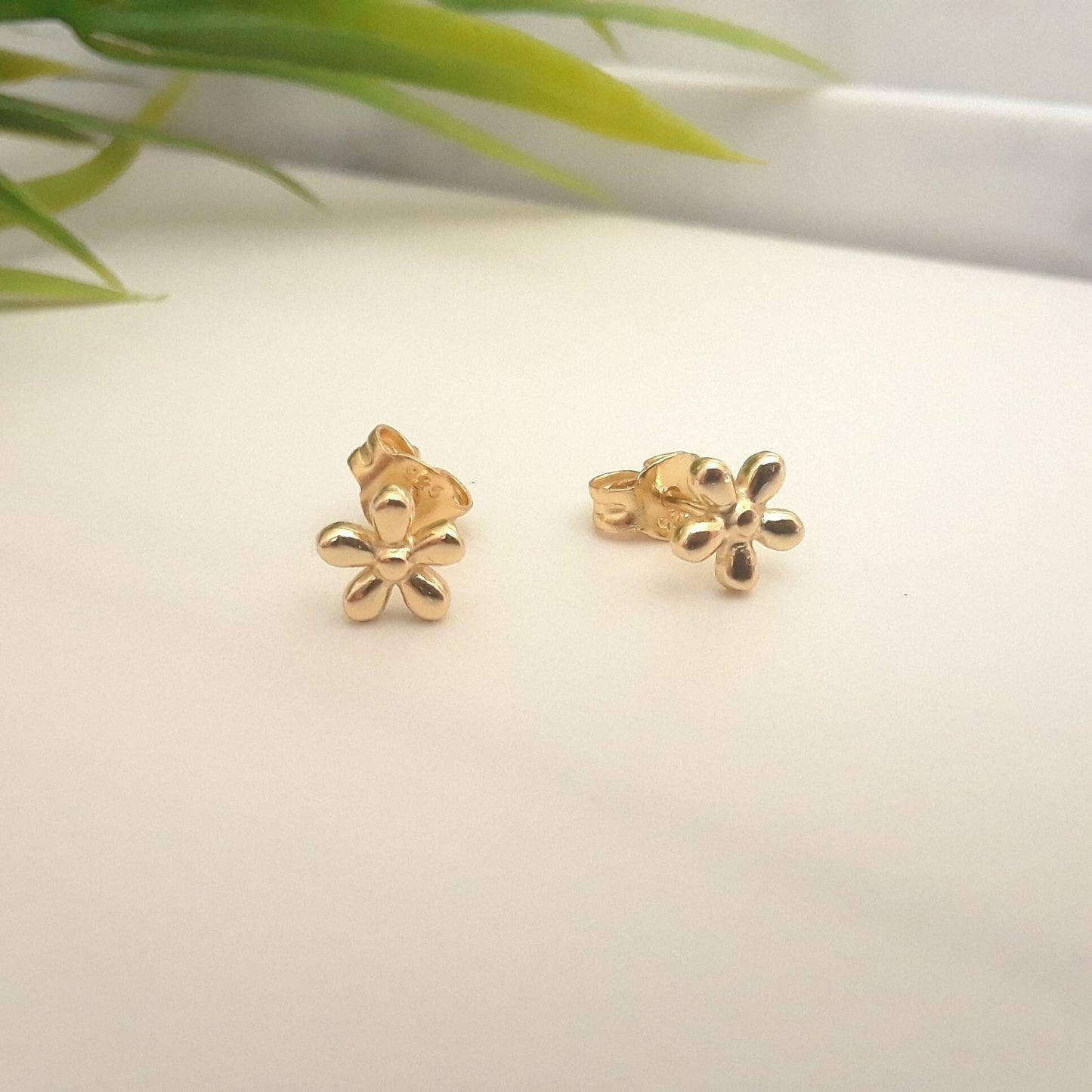 Sakari flower stud earrings