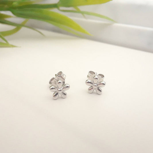 Sakari flower stud earrings